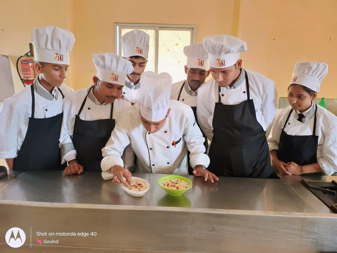 ट्रेनिंग सेंटर में छात्र